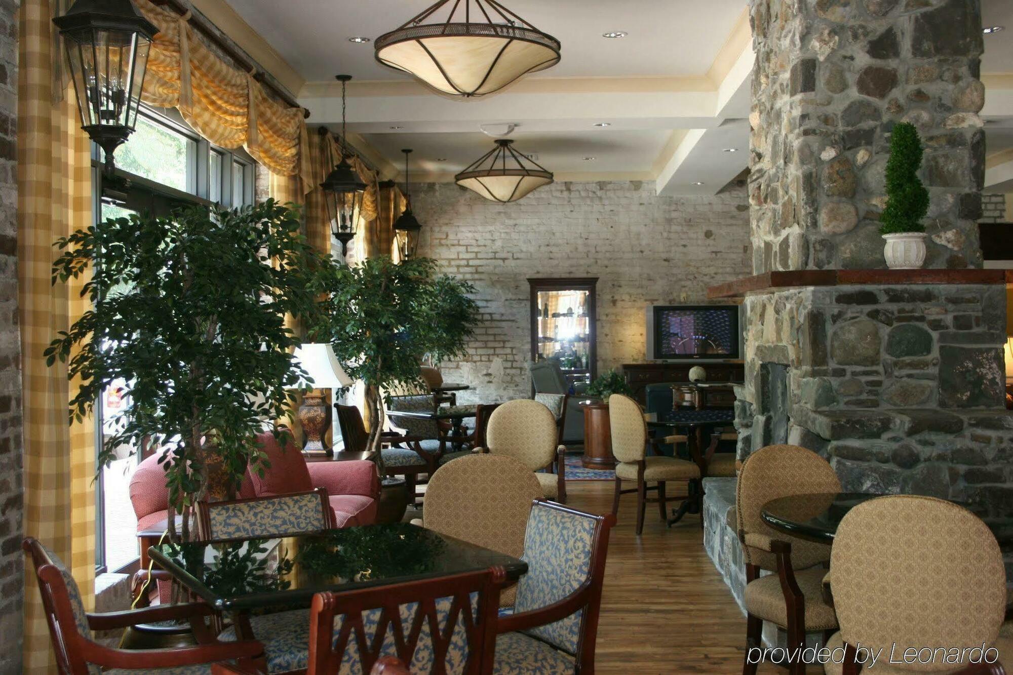 Staybridge Suites Savannah Historic District By Ihg Bagian luar foto